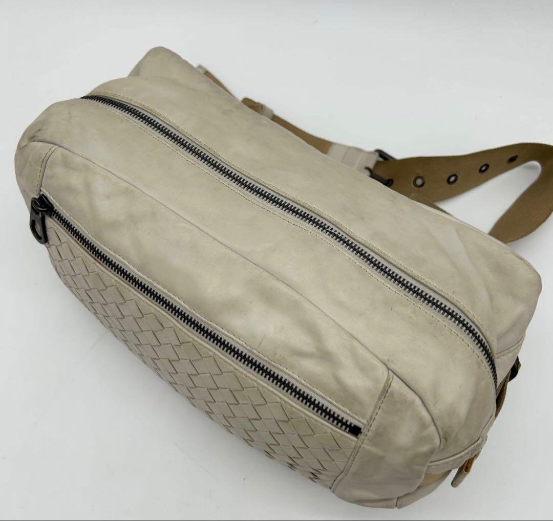【良品】ボッテガヴェネタ ボディバッグ イントレチャート レザー アイボリー