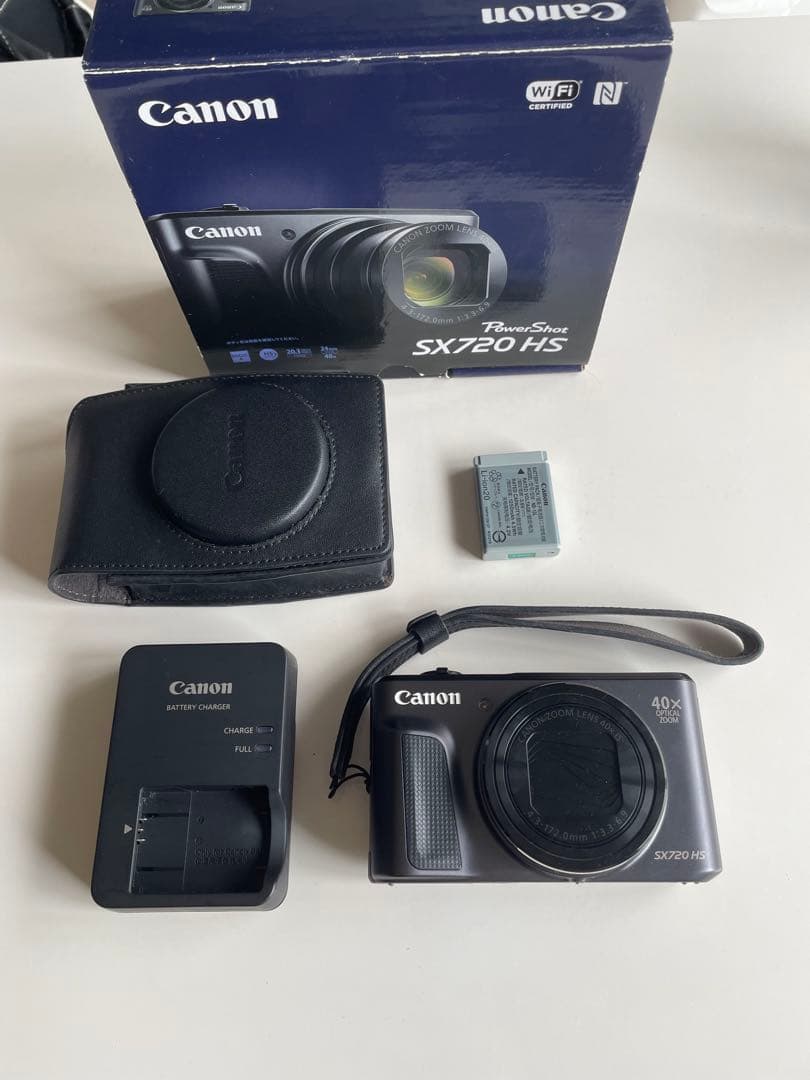 Canon PowerShot SX720 HS 本体と付属品