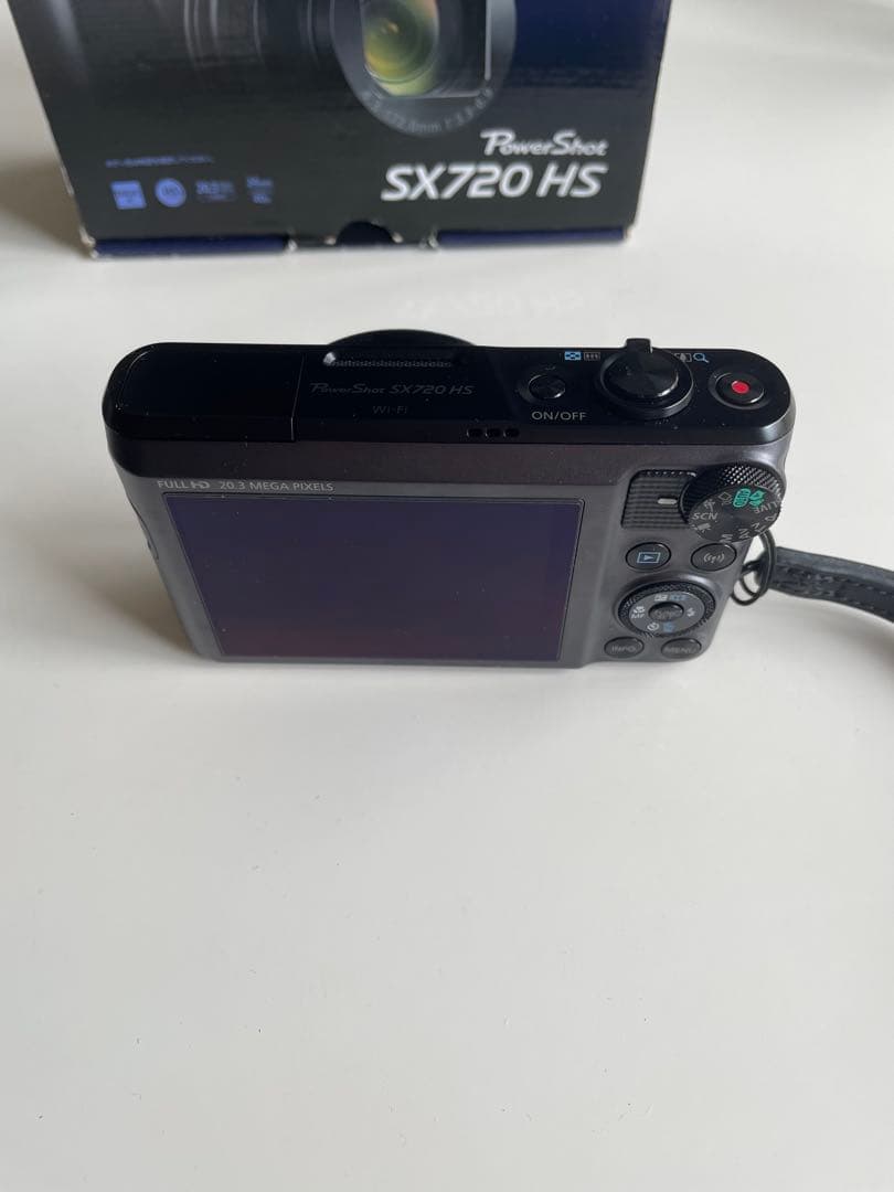 Canon PowerShot SX720 HS 本体と付属品