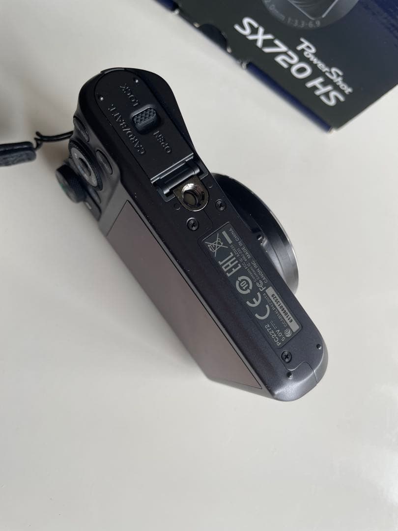 Canon PowerShot SX720 HS 本体と付属品