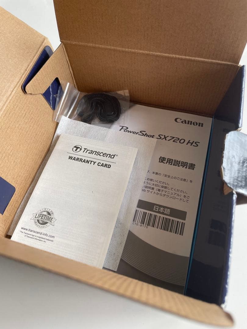 Canon PowerShot SX720 HS 本体と付属品