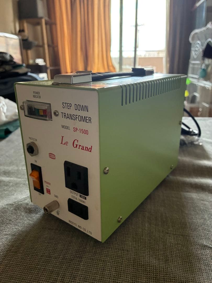 海外用変圧器 日章工業 定格容量1500W 対応電圧220V/240V