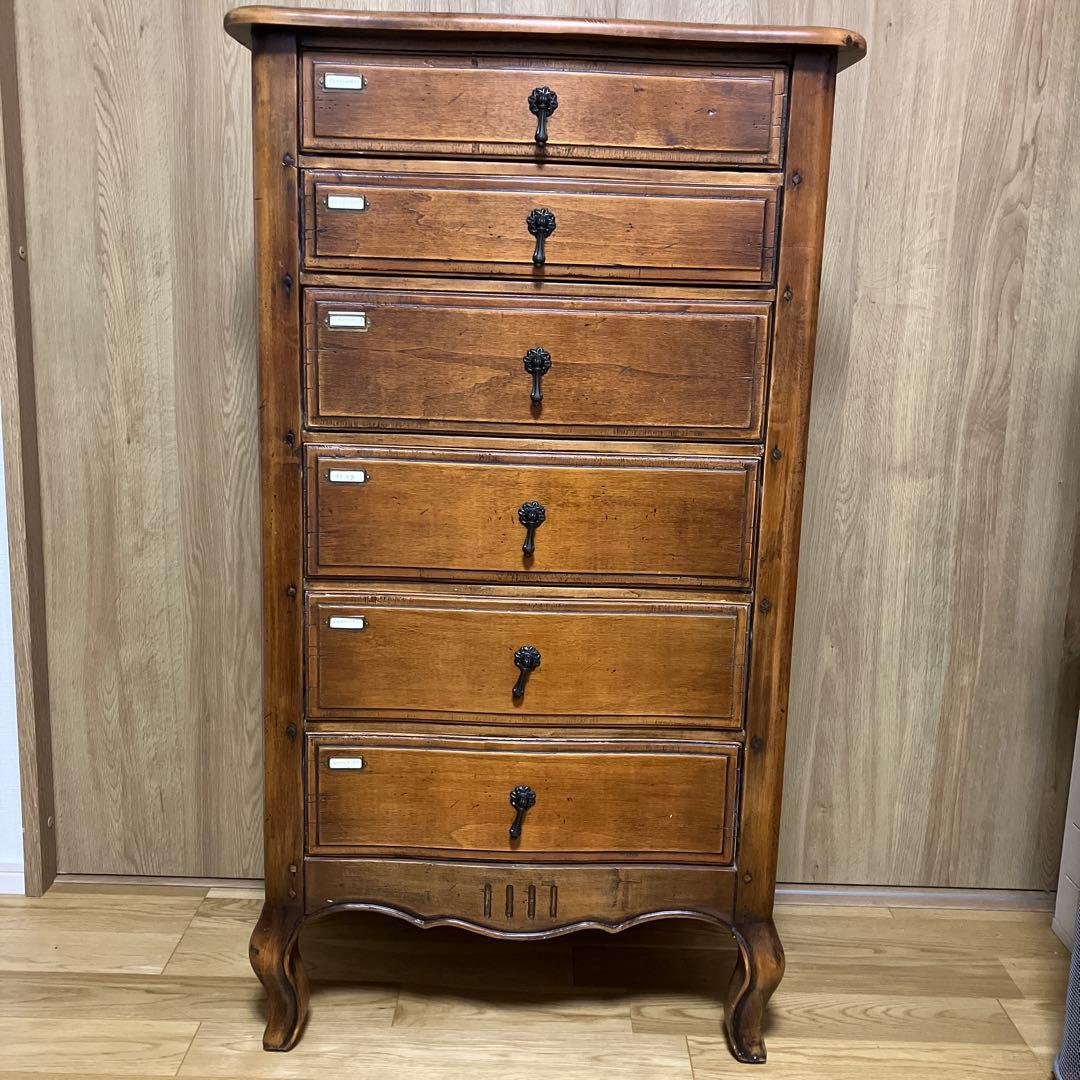 アンティークなチェスト