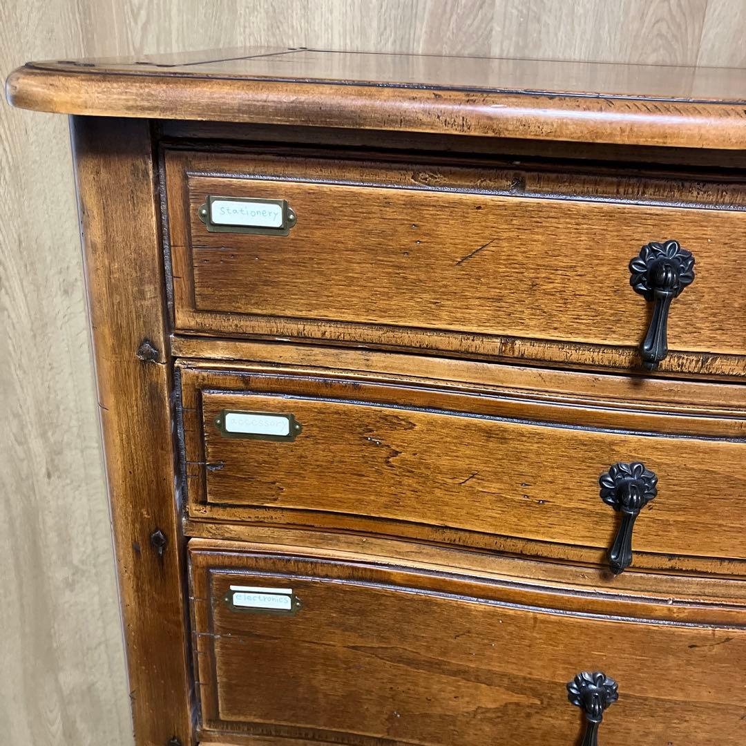 アンティークなチェスト