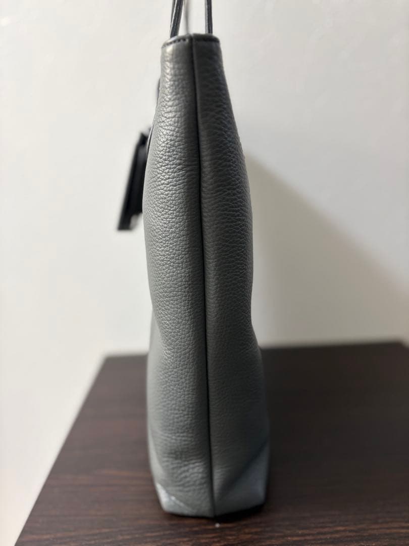ペッレモルビダ チャコールグレー スリムレザートートバッグ 未使用 MB069