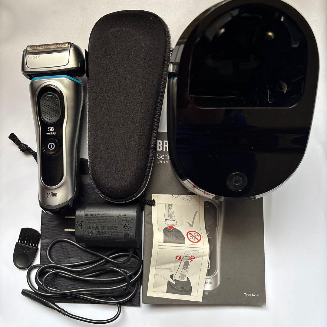 ブラウンシリーズ8 メンズシェーバー本体　洗浄器付き　ドイツ製