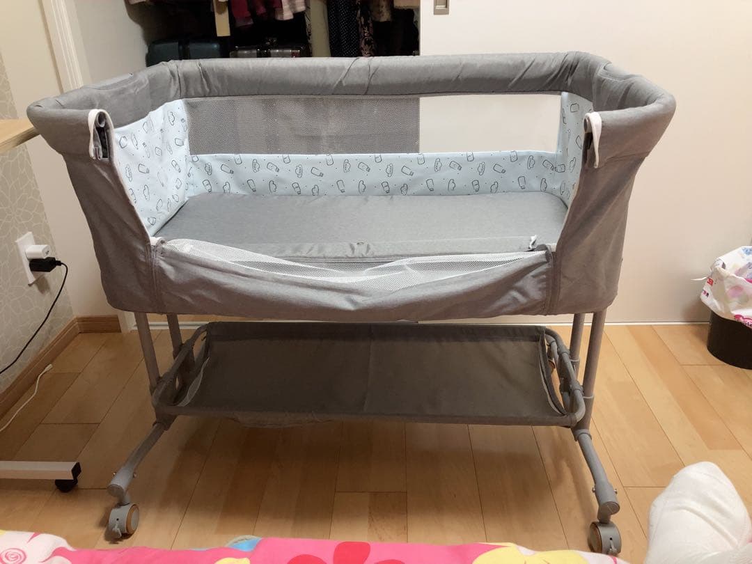 【新品同様】グレー ベビーベッド メッシュカバー付き