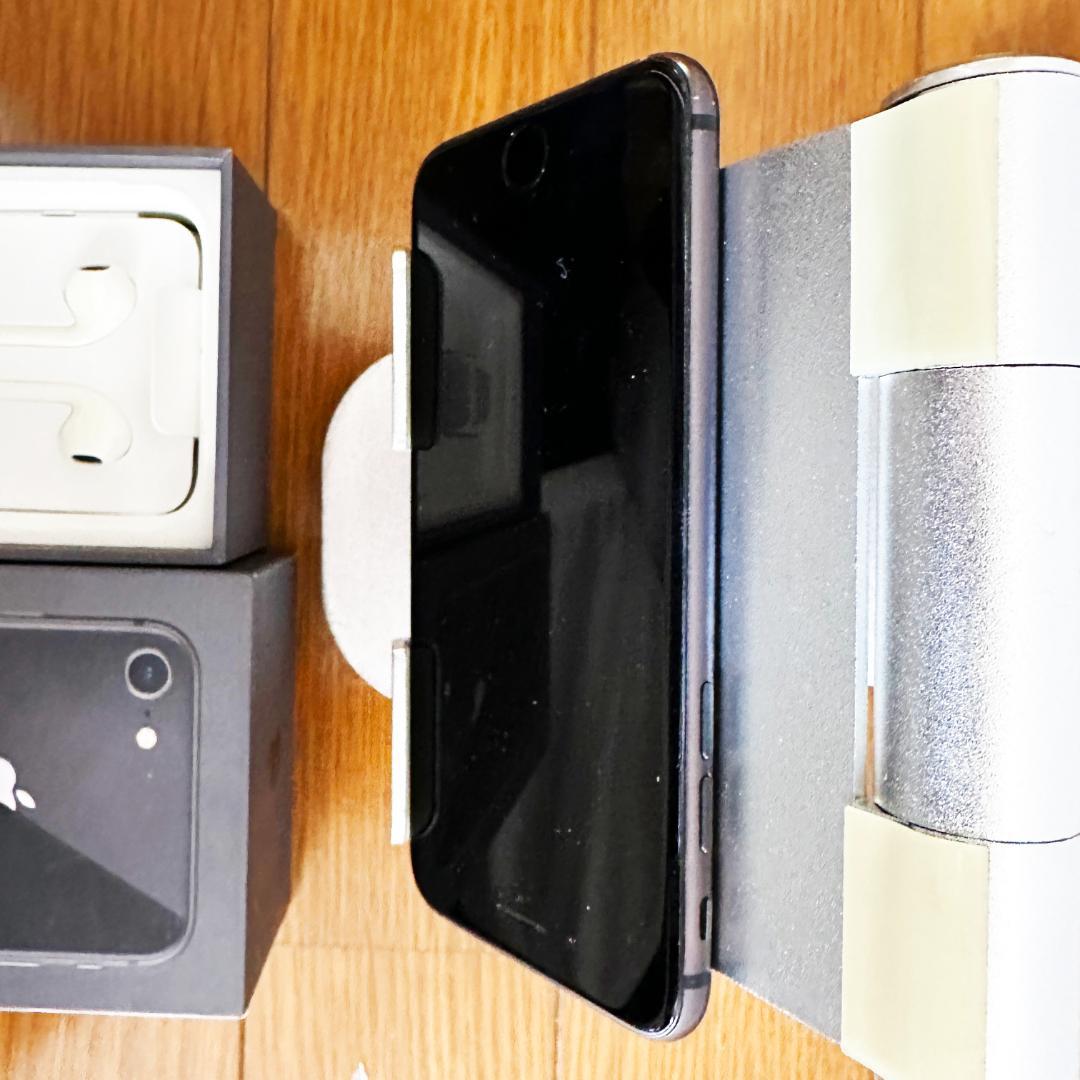 美品! iPhone 8 スペースグレー SIMフリー 64 MQ782J/A