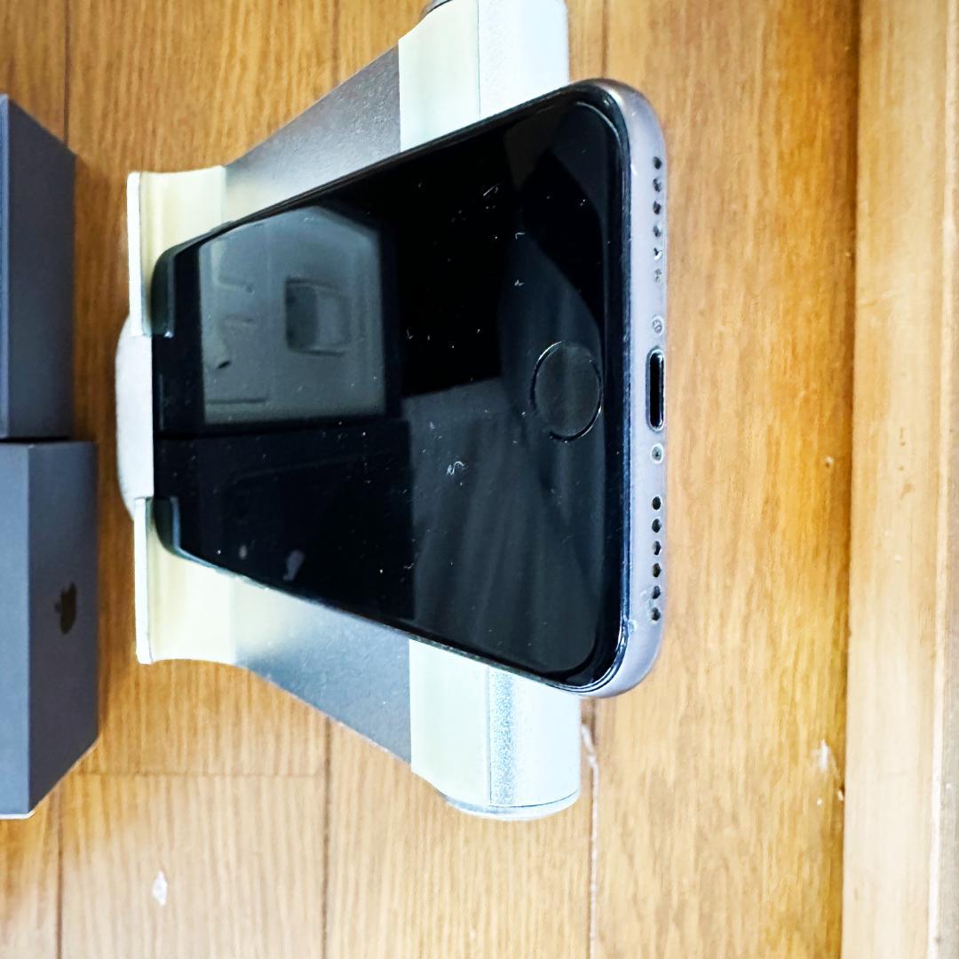 美品! iPhone 8 スペースグレー SIMフリー 64 MQ782J/A