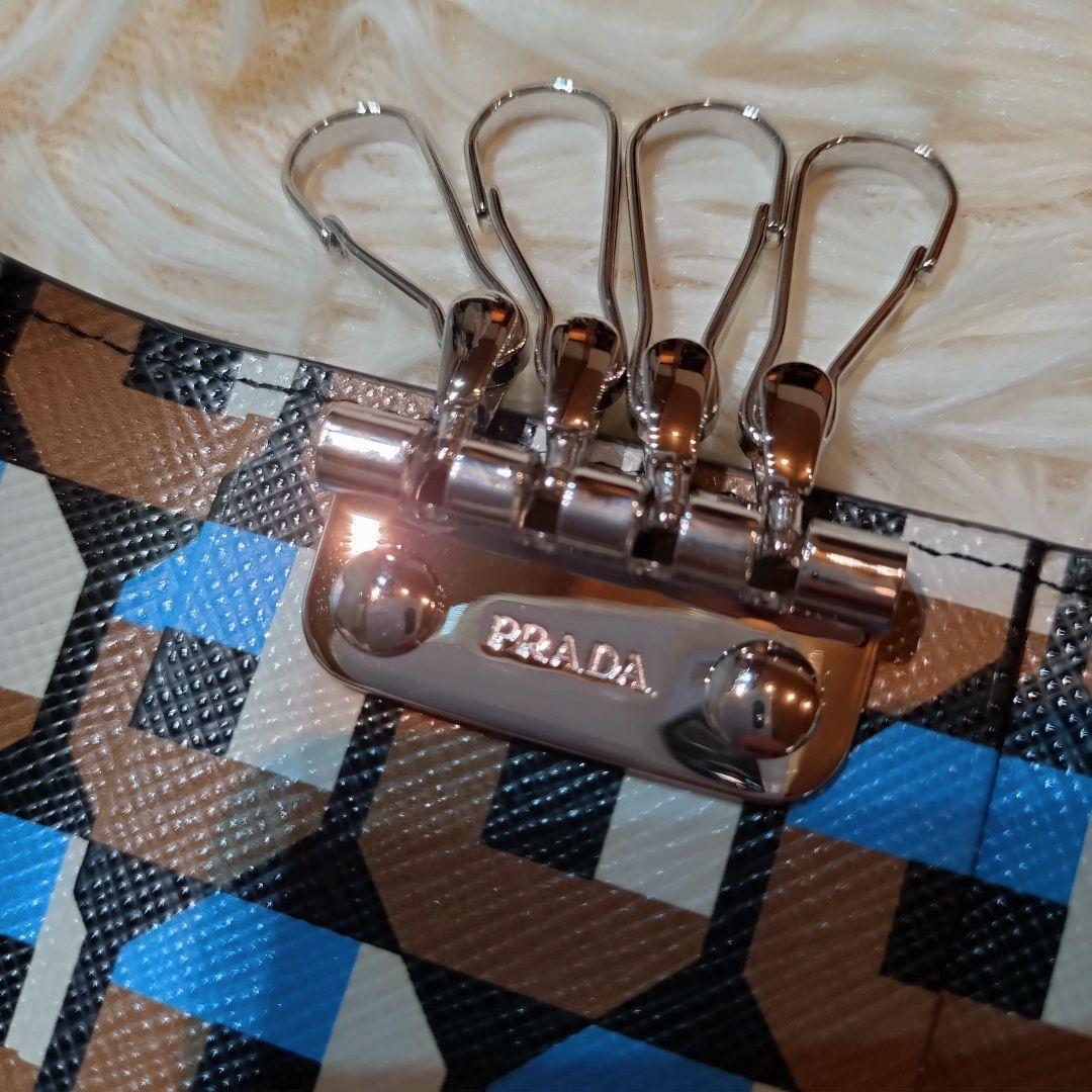 新品✨️　NFCタグ　プラダ　キーケース　4連　サフィアーノレザー　3角ロゴ