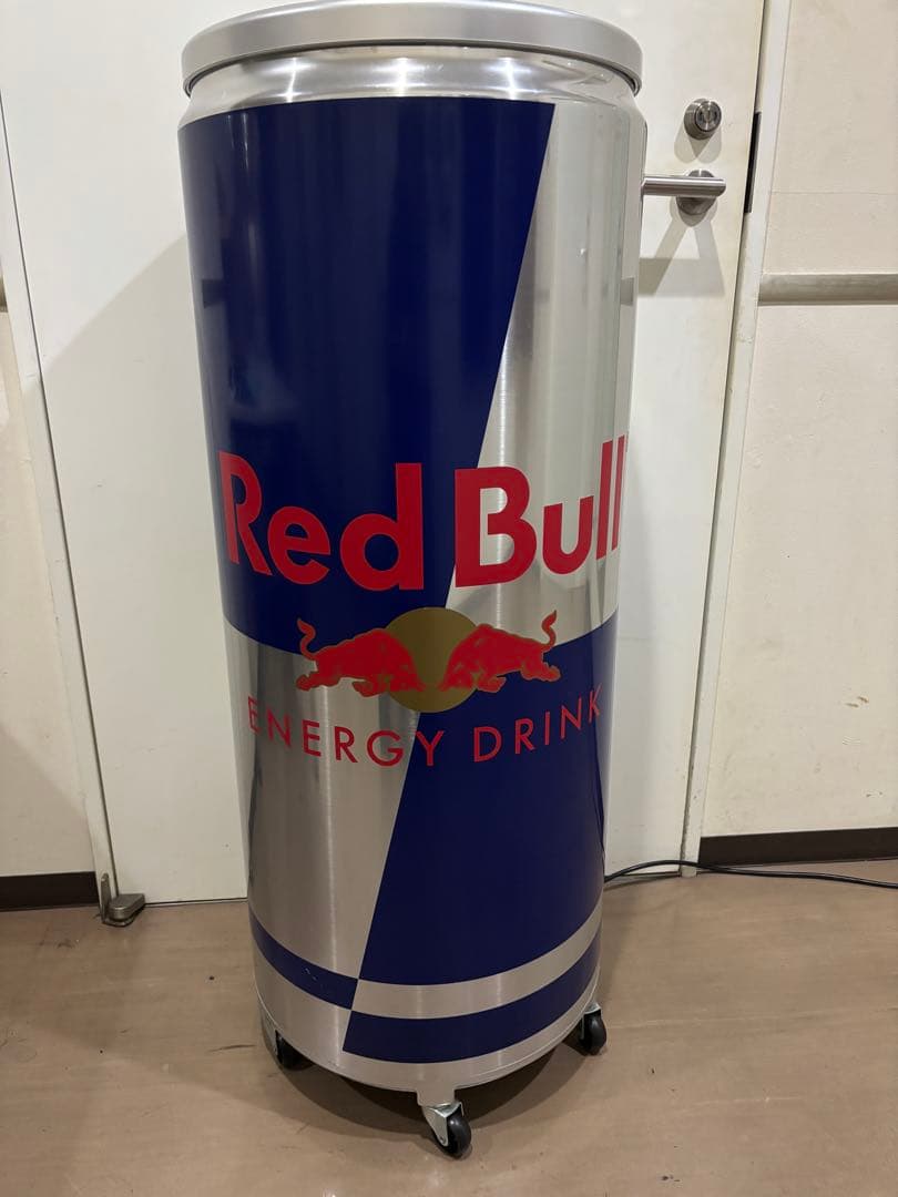 Red Bull 冷蔵庫 缶型デザイン