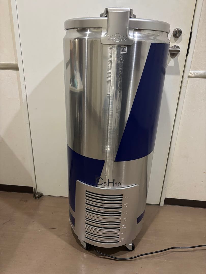 Red Bull 冷蔵庫 缶型デザイン