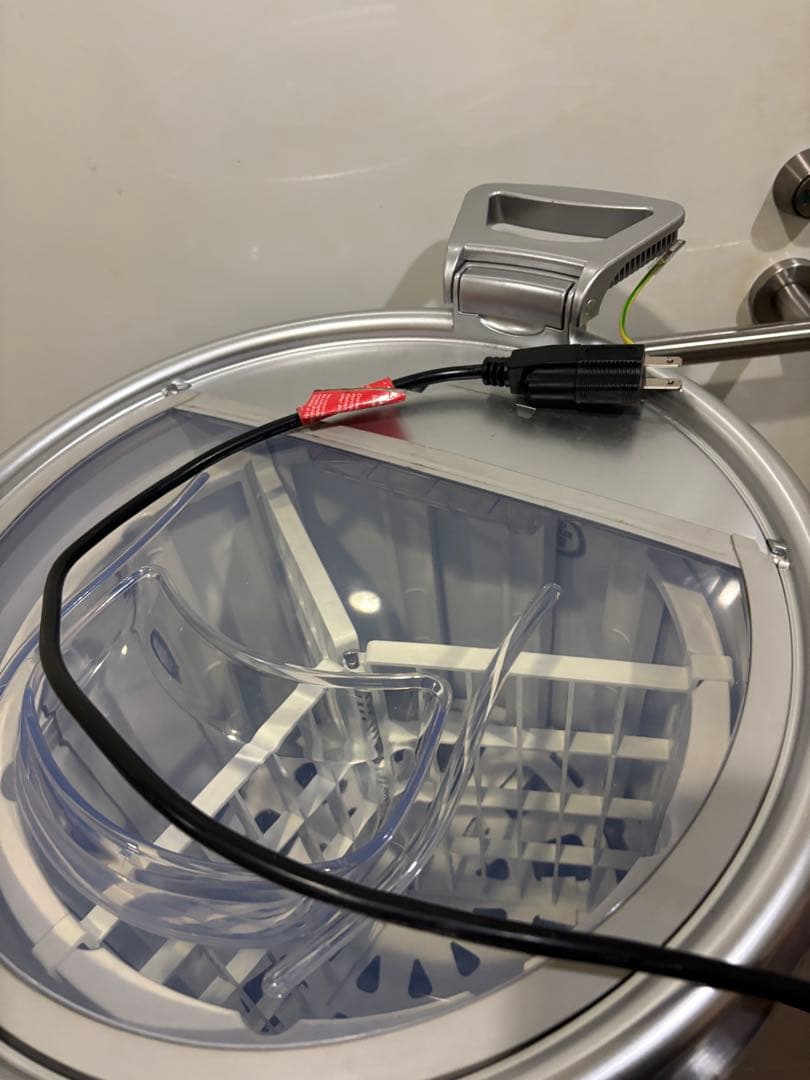 Red Bull 冷蔵庫 缶型デザイン