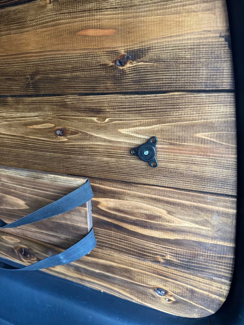 吸盤仕様完成！！　ハイエース　窓埋めパネル左右セット　人気のウォールナット