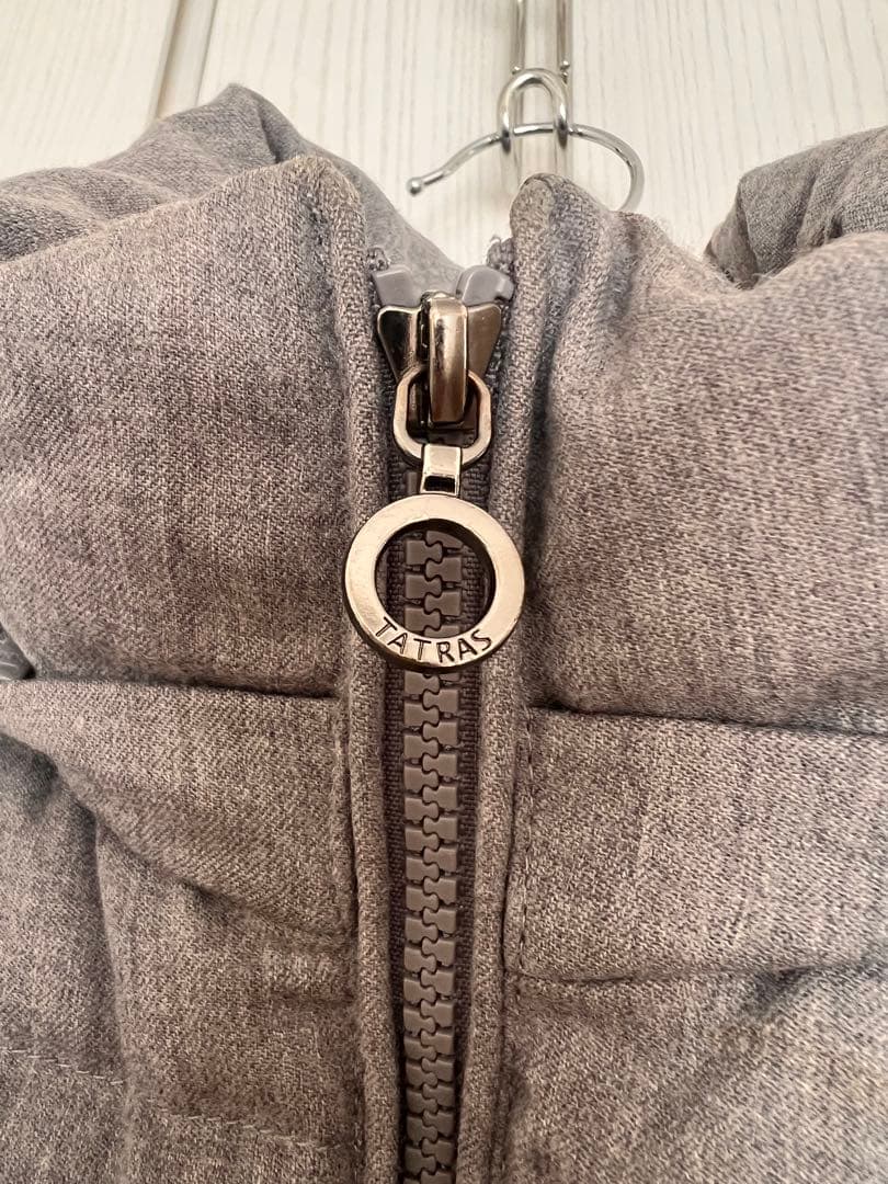 【1/19限定価格】TATRAS レディース ダウンロングコート グレー