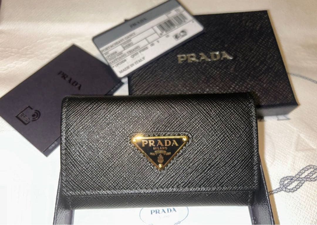 あです★新品★キーケース★黒　ショッパー＆PRADA箱付き　未使用