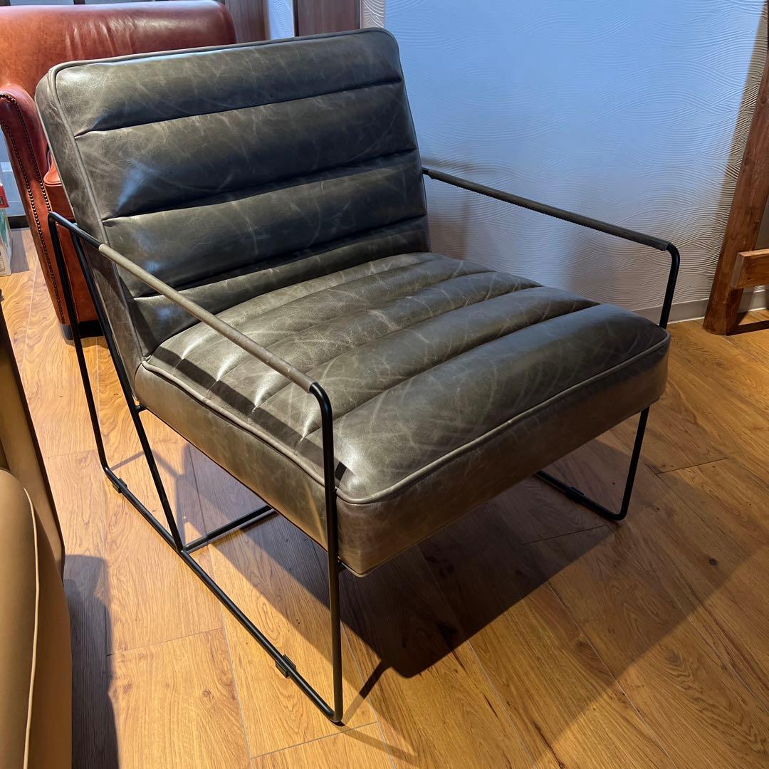 グレーレザーアームチェア　イルカの灰色