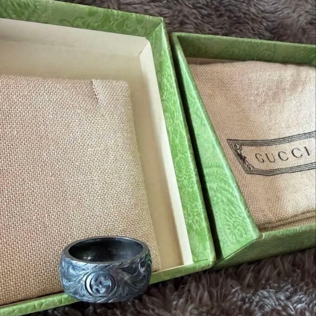 GUCCI ブラックリング 彫刻デザイン 20号