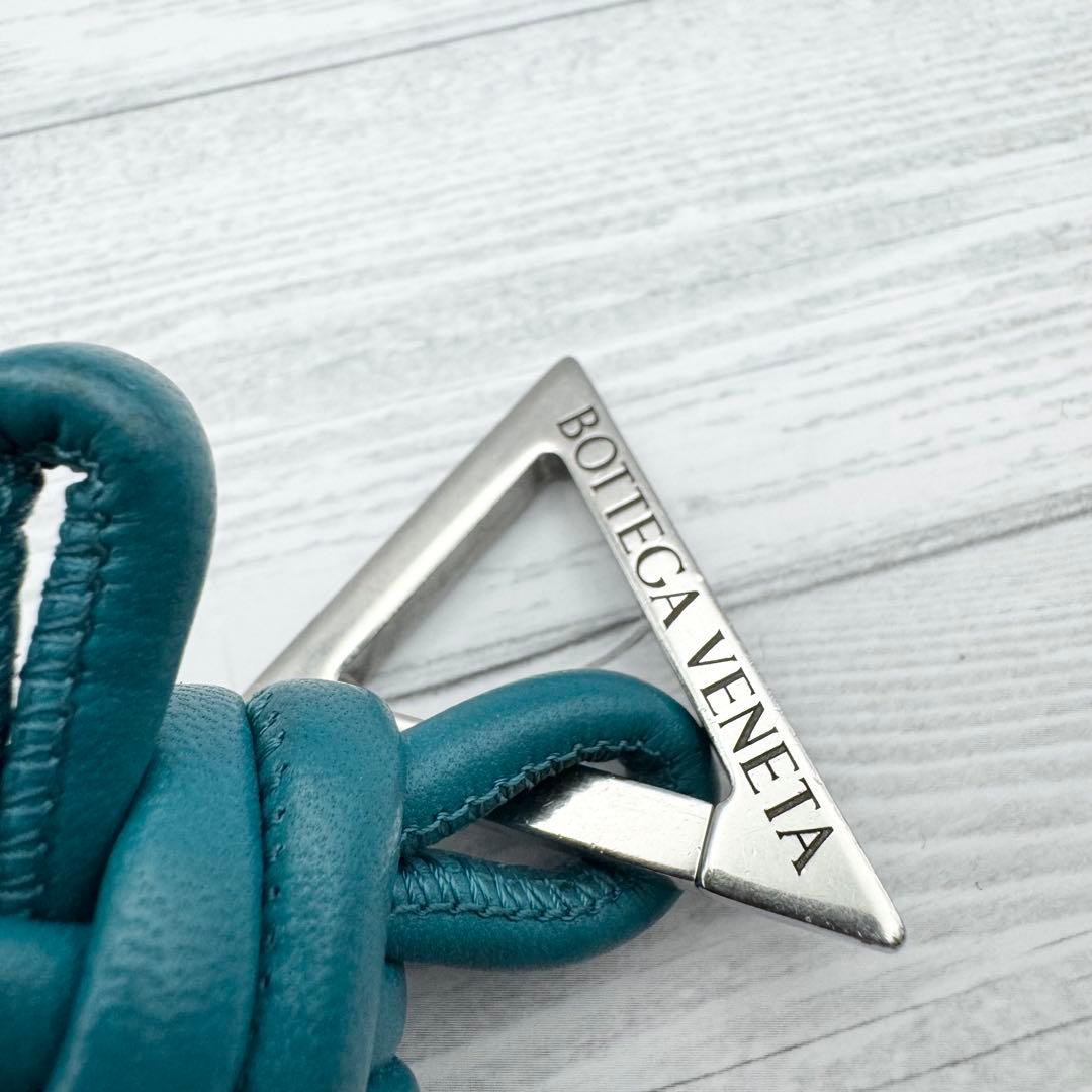【美品】ボッテガヴェネタ トライアングル ツイスト キーホルダー ブルー