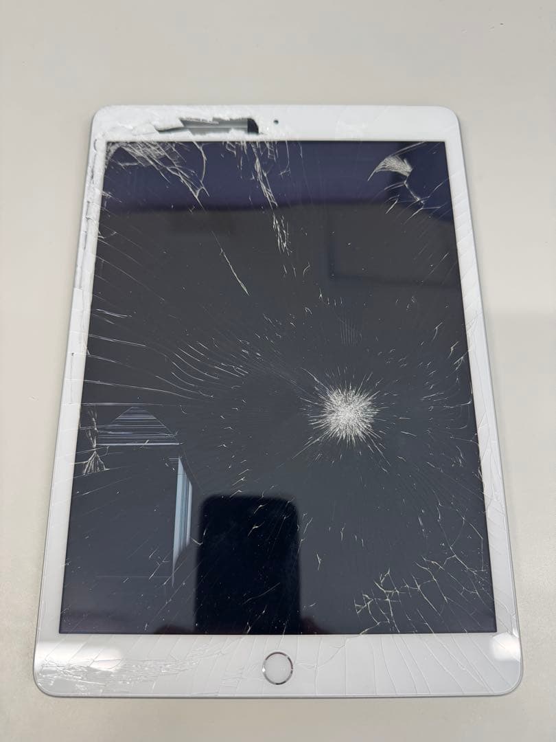 iPad第8世代 Wi-Fi 32GB シルバー　ジャンク品 016