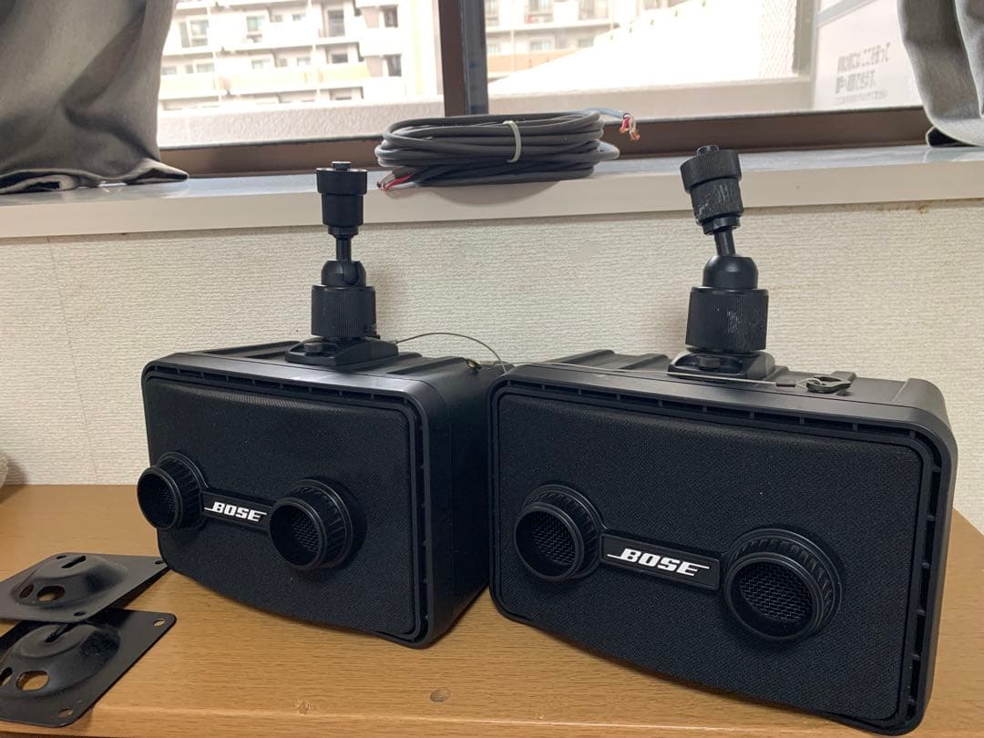 BOSE 101MMG スピーカー 取り付け用ブラケットとコード付。