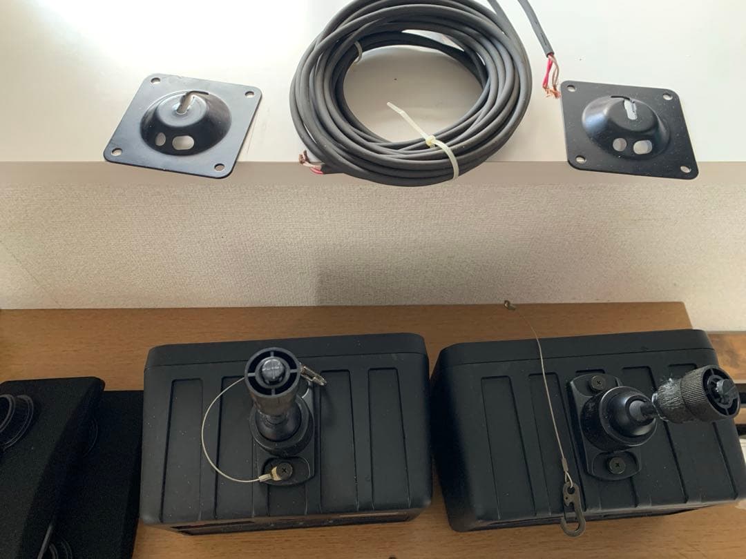 BOSE 101MMG スピーカー 取り付け用ブラケットとコード付。