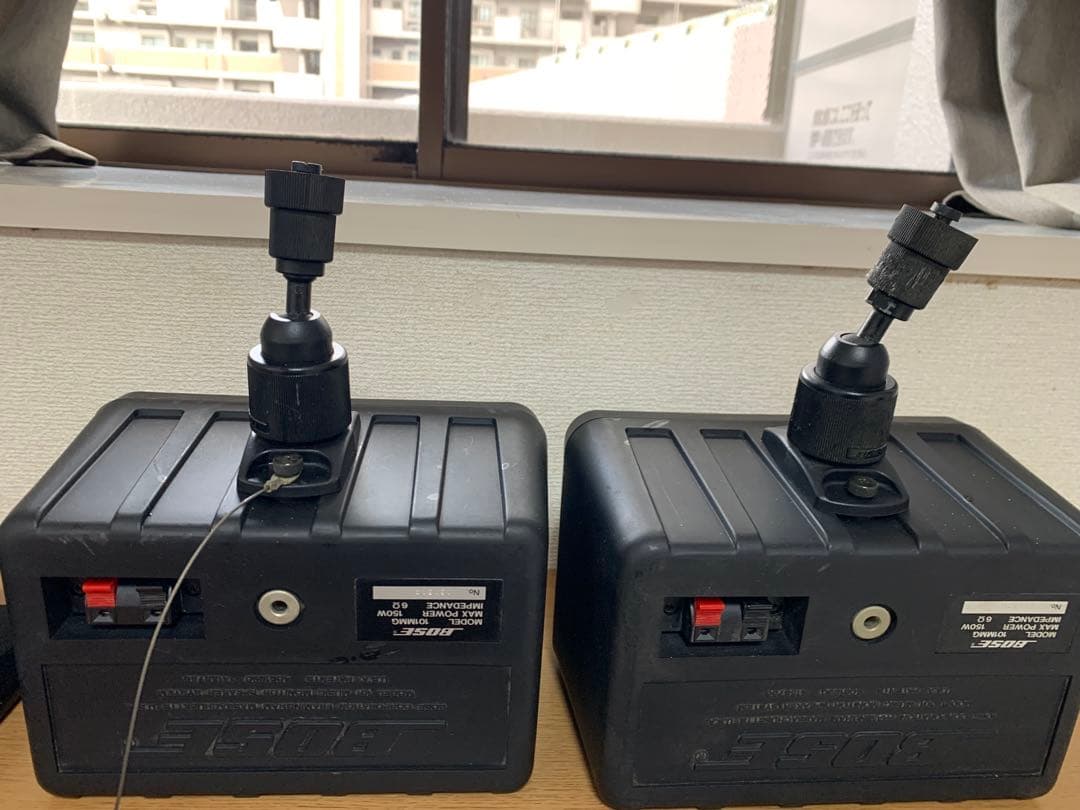 BOSE 101MMG スピーカー 取り付け用ブラケットとコード付。