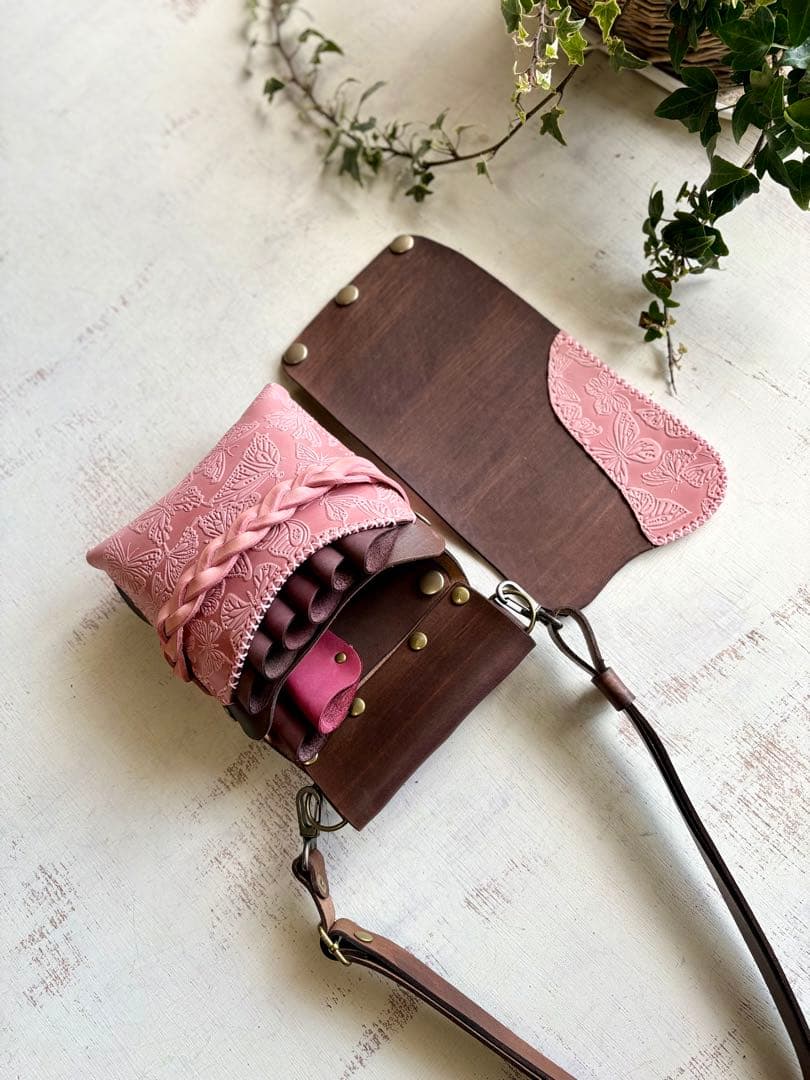 おっか 手染めダークチョコ、蝶型押しピンクの蓋付き大容量シザーケース