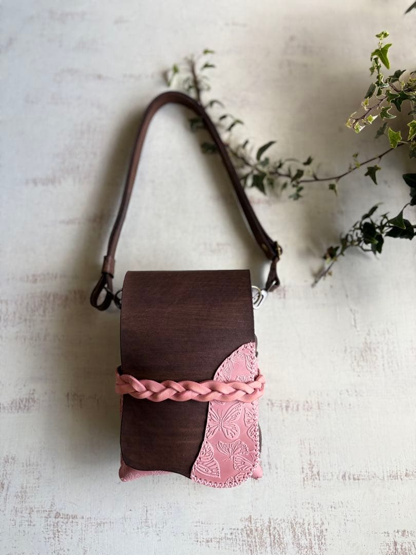 おっか 手染めダークチョコ、蝶型押しピンクの蓋付き大容量シザーケース