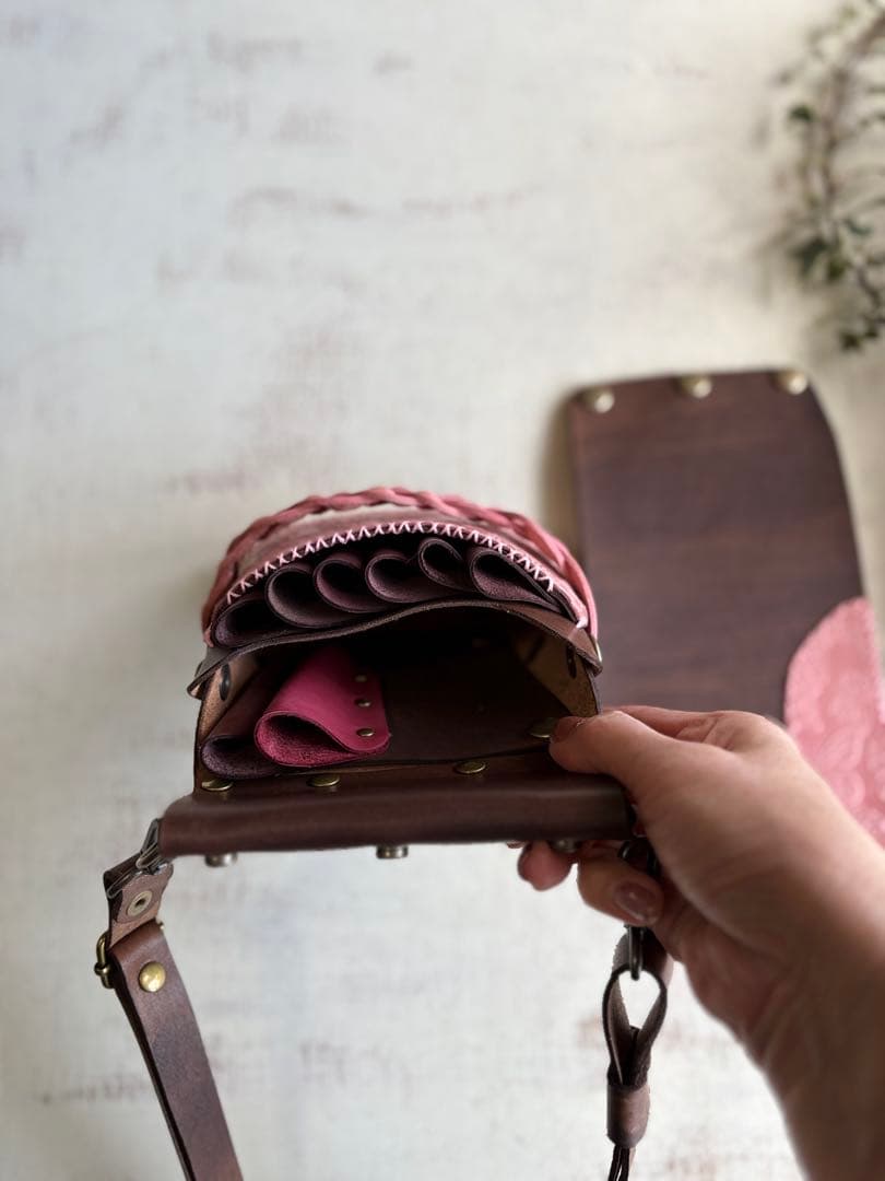 おっか 手染めダークチョコ、蝶型押しピンクの蓋付き大容量シザーケース