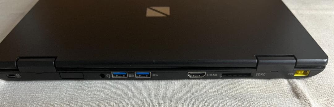 E-35/小型・軽量/m3-7Y30/SSD128GB/4GB/FHD液晶