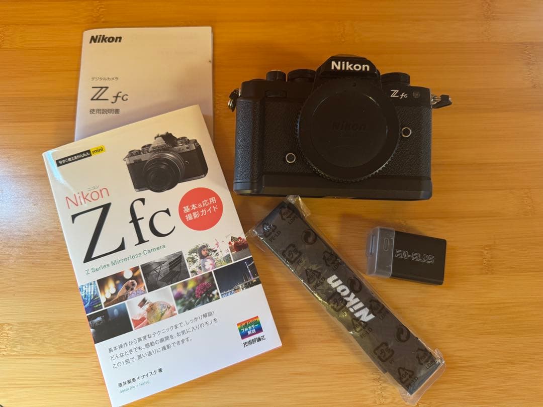 Nikon Zfcミラーレスカメラ本体(純正グリップ付)とおまけ