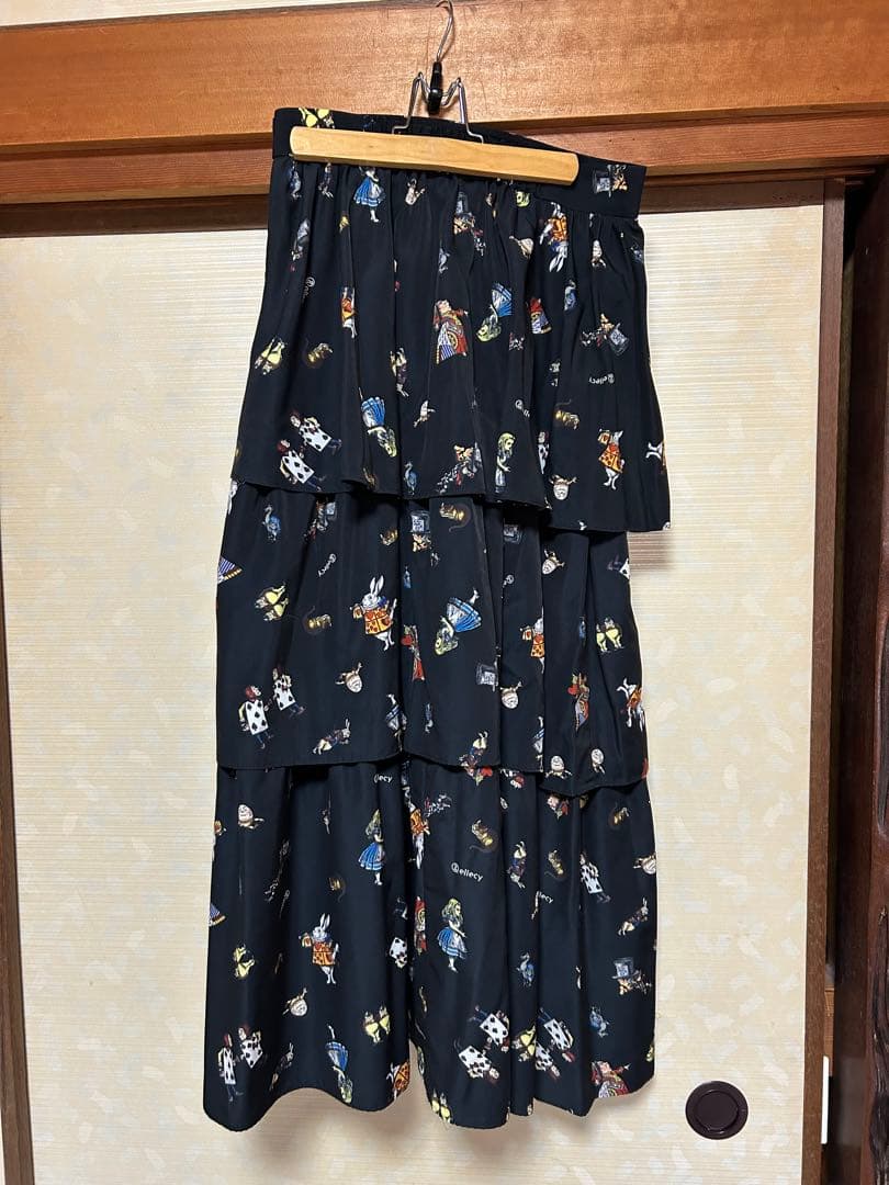 ロイスクレヨン　アリス柄スカート