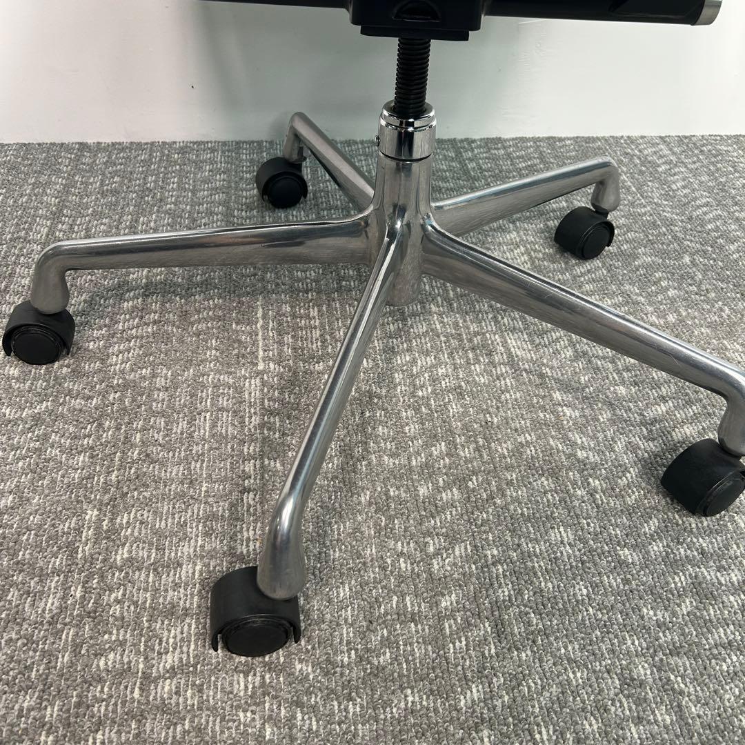 B. ハーマンミラー キャスターチェア アルミナムチェア 本革