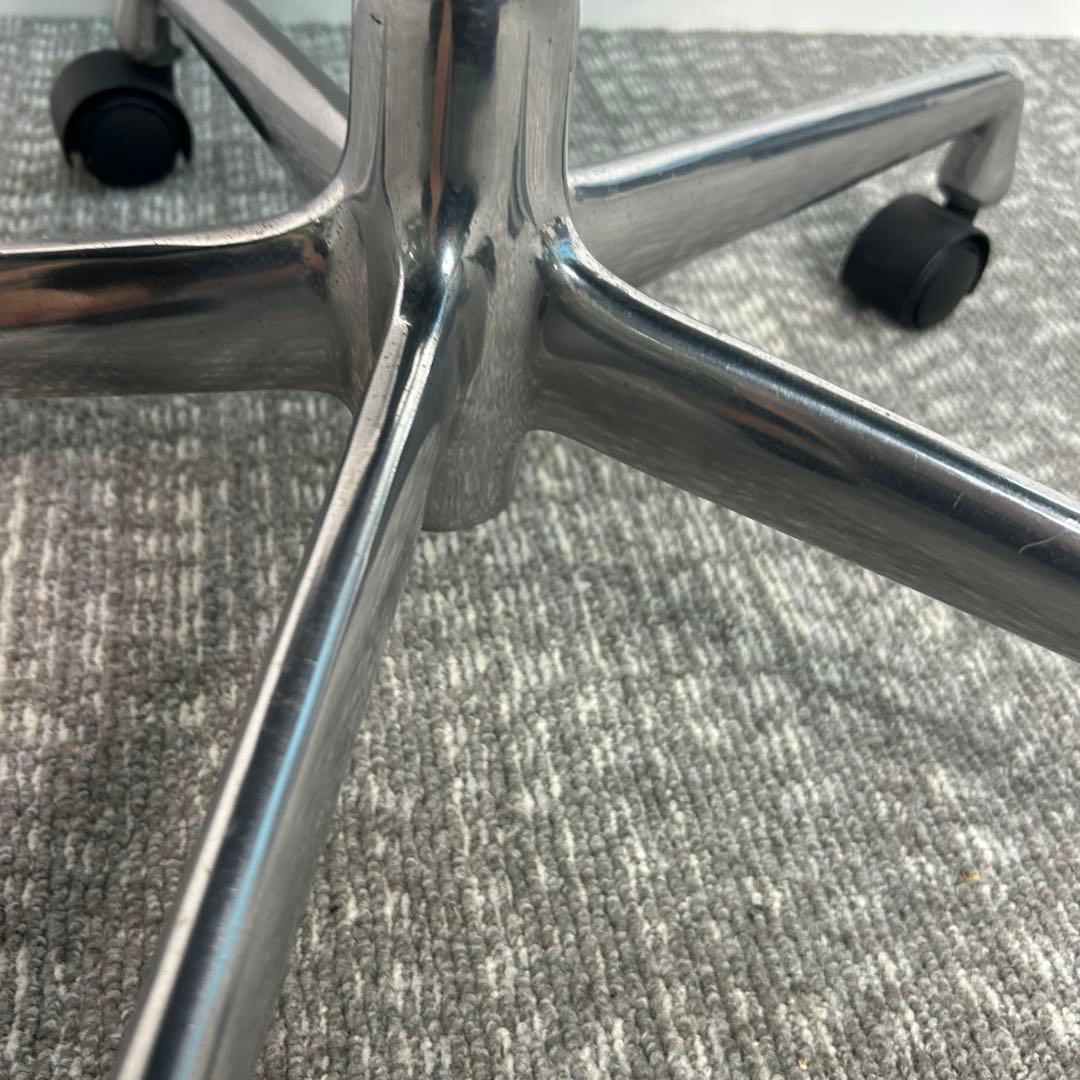 B. ハーマンミラー キャスターチェア アルミナムチェア 本革