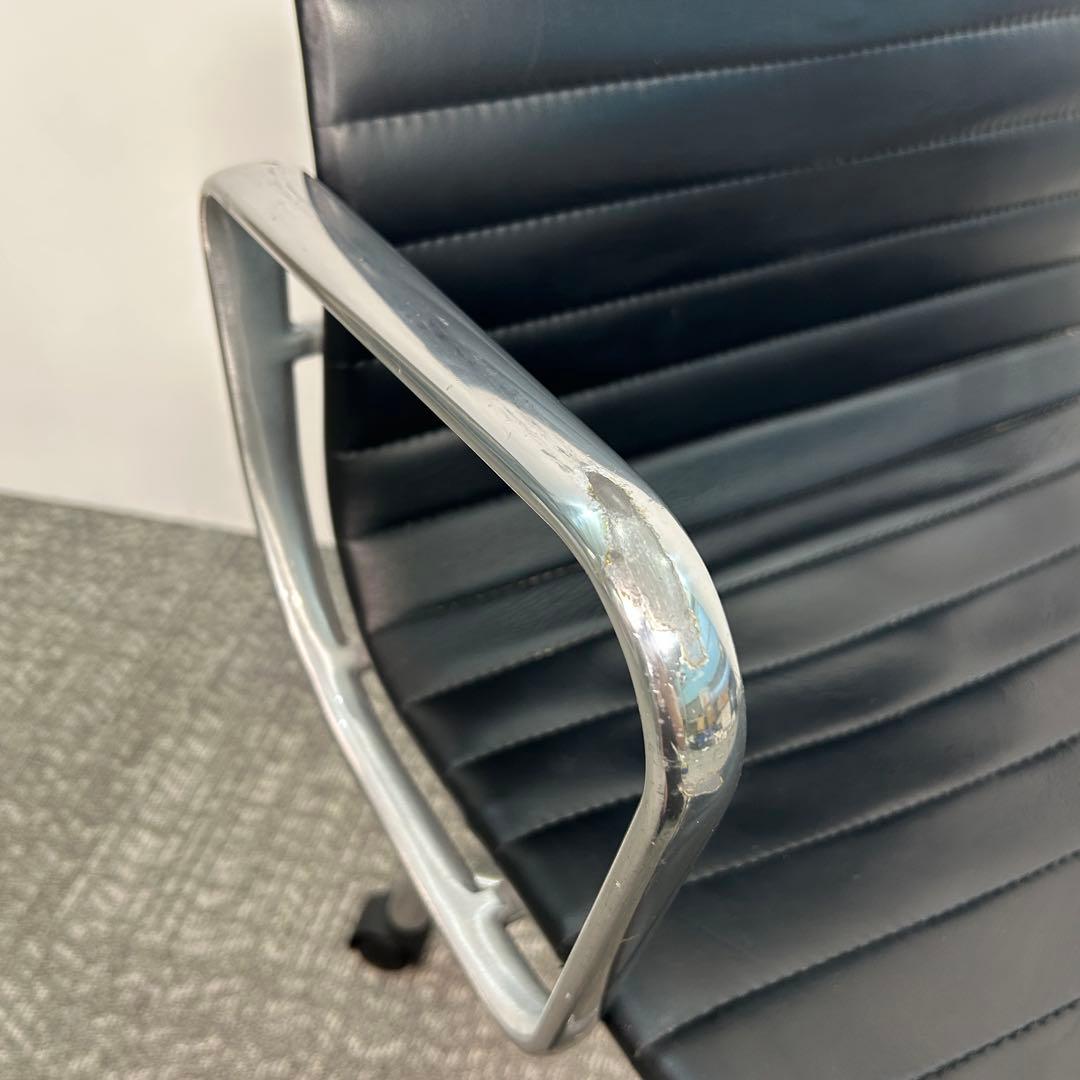 B. ハーマンミラー キャスターチェア アルミナムチェア 本革