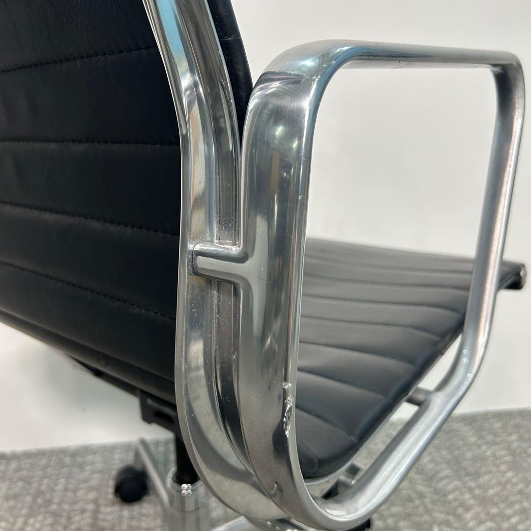 B. ハーマンミラー キャスターチェア アルミナムチェア 本革