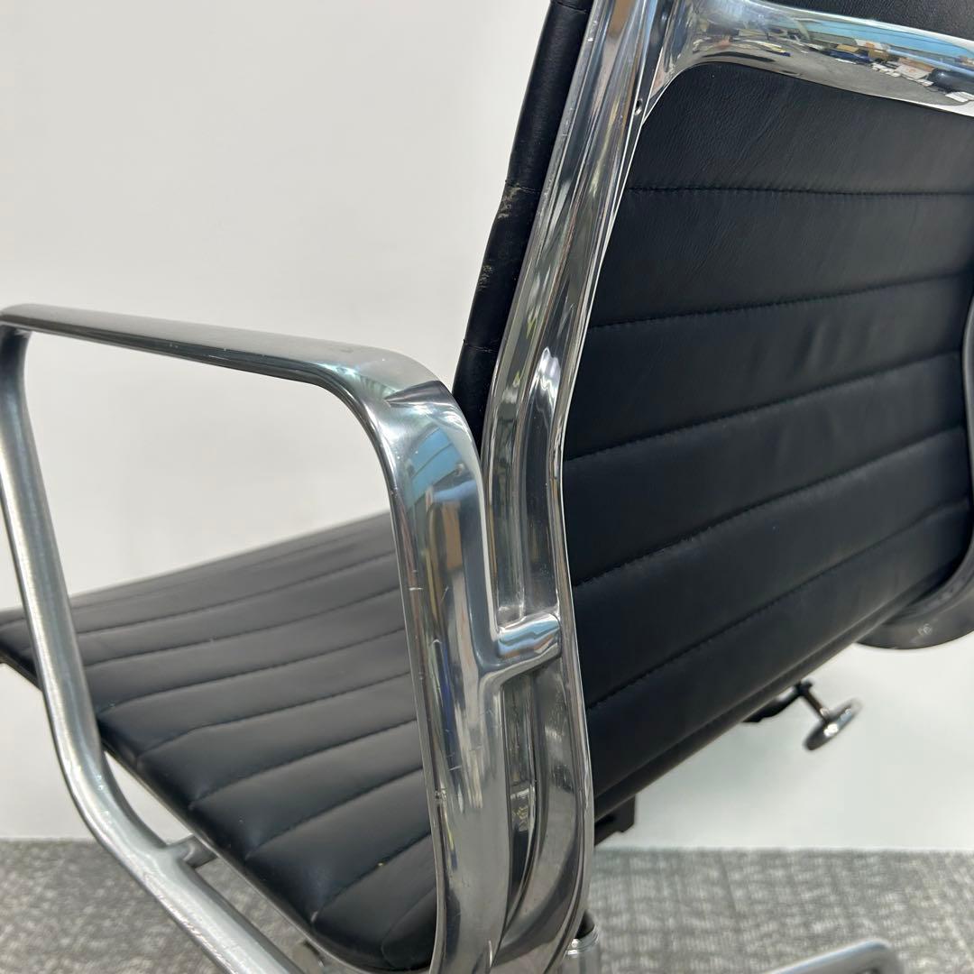 B. ハーマンミラー キャスターチェア アルミナムチェア 本革