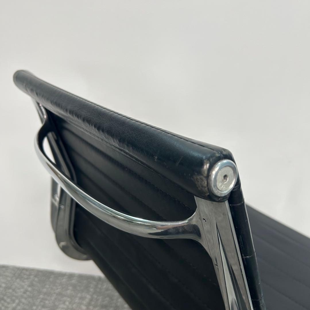 B. ハーマンミラー キャスターチェア アルミナムチェア 本革