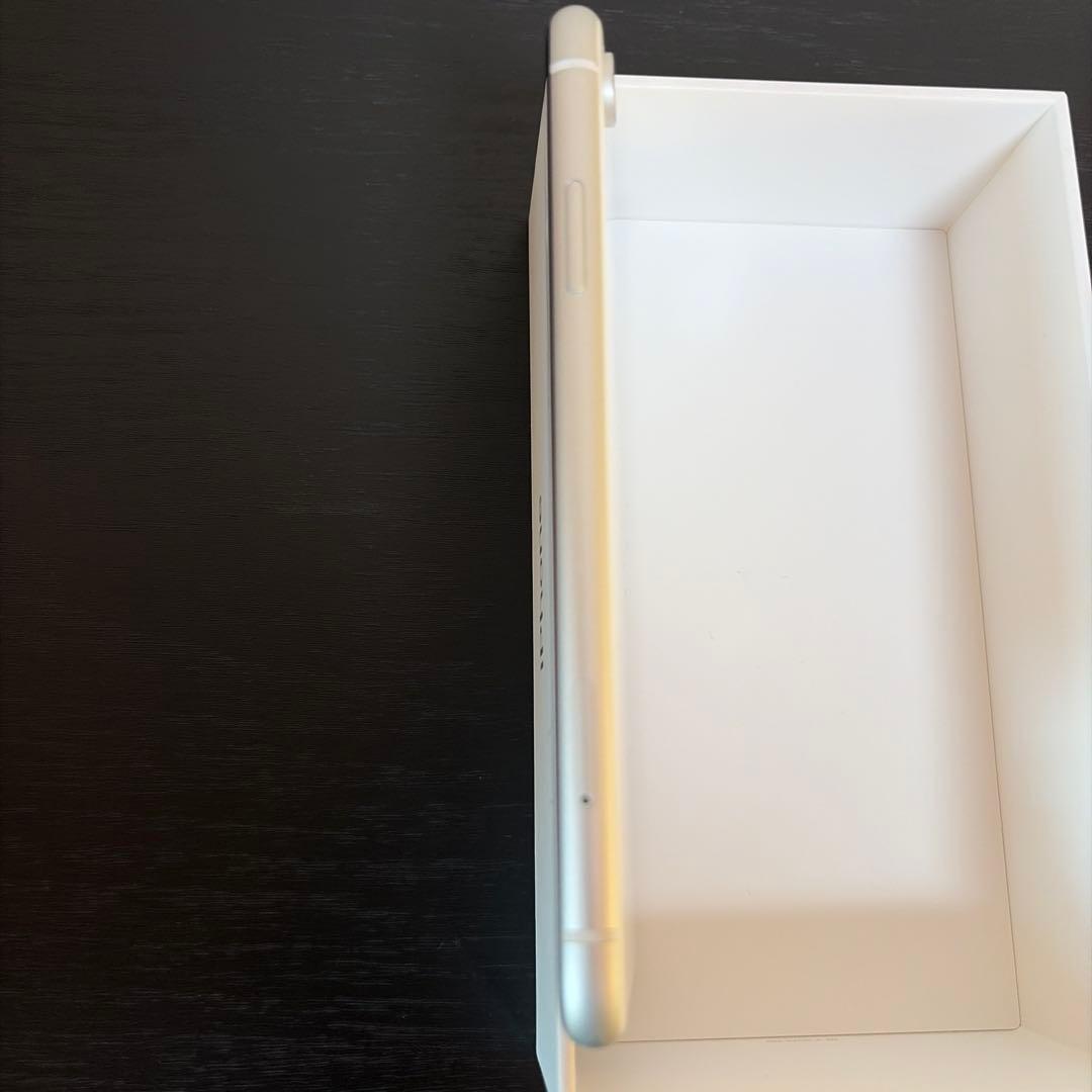 iPhone XR ホワイト 本体　128GB ドコモSIMロック解除済み