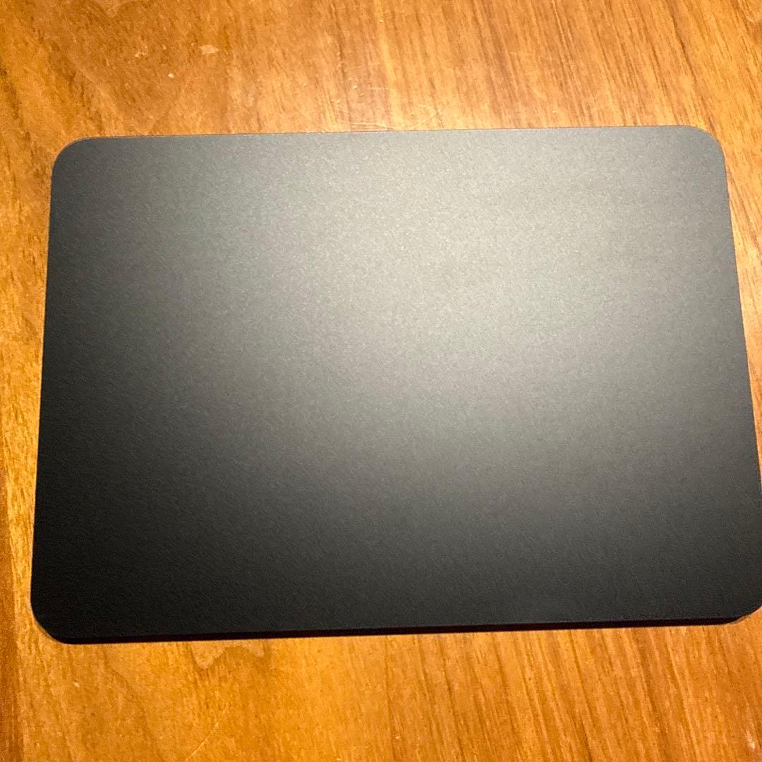 Magic Trackpad 本体とUSB-Cケーブル