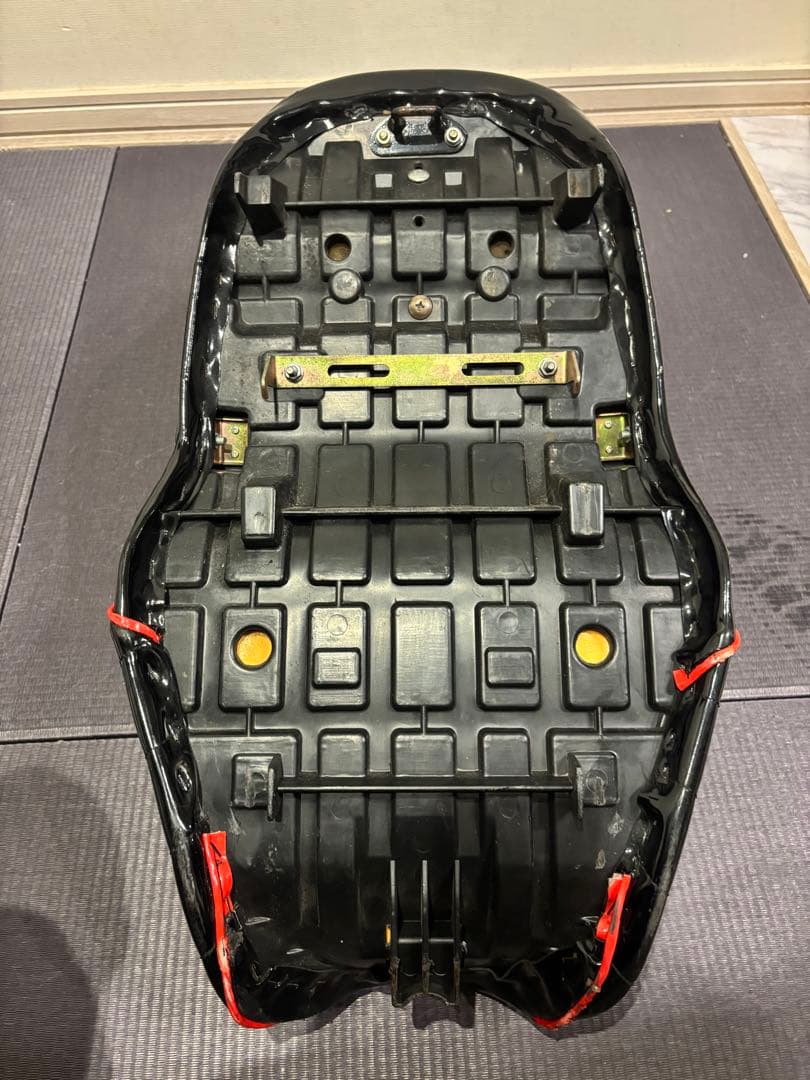 バリオス1型三段シート