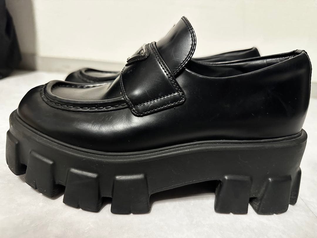 PRADA モノリスブラッシュドレザーローファー37