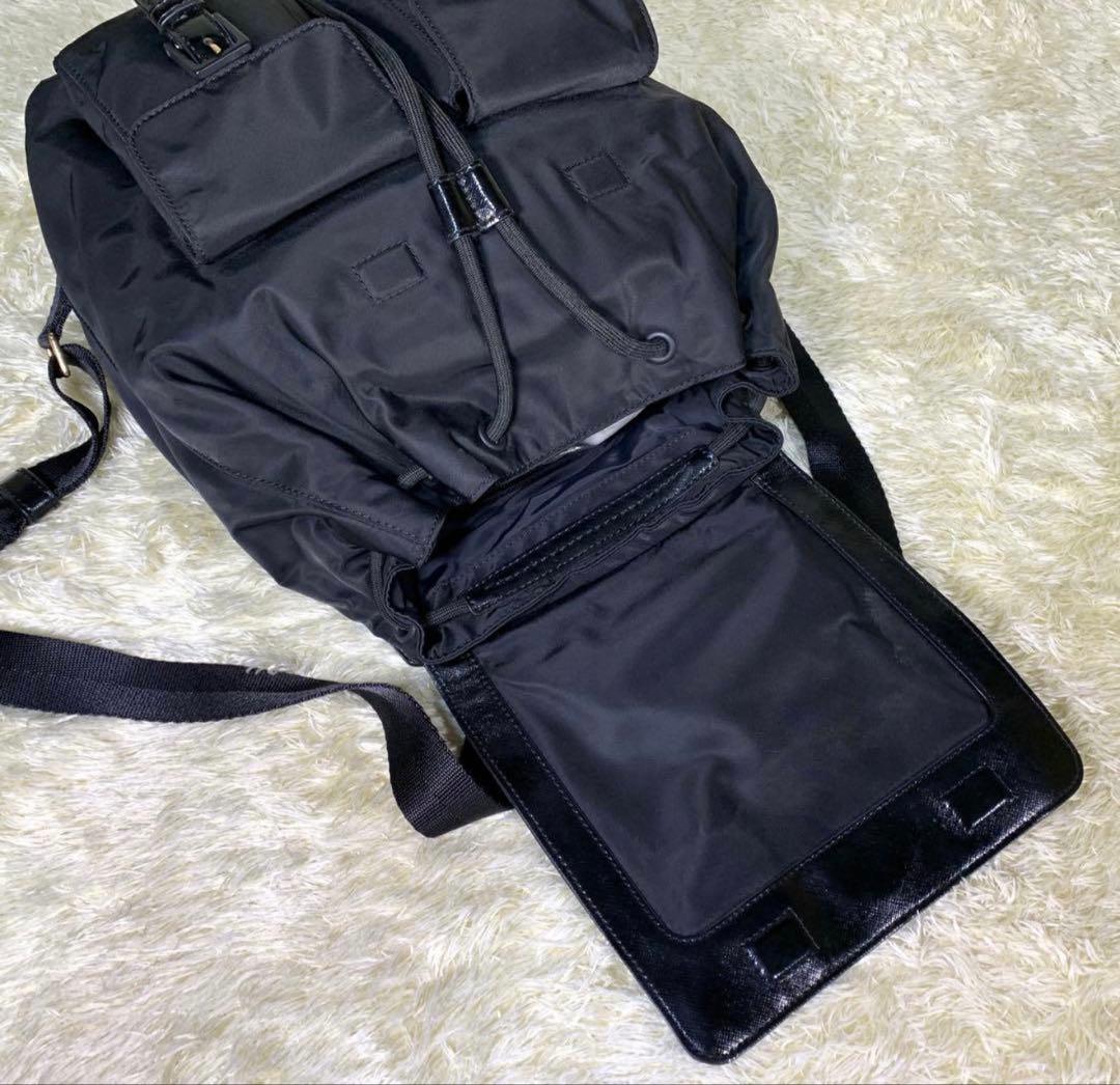 トリーバーチ ナイロン リュック ブラック 大容量 フラップ バックパック 巾着