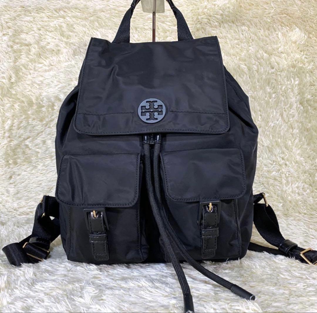 トリーバーチ ナイロン リュック ブラック 大容量 フラップ バックパック 巾着