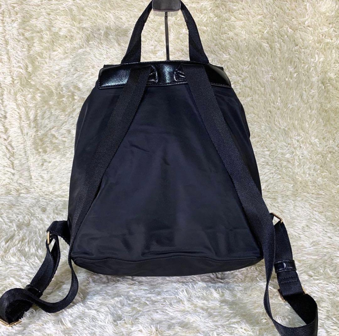 トリーバーチ ナイロン リュック ブラック 大容量 フラップ バックパック 巾着
