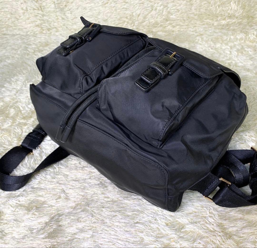 トリーバーチ ナイロン リュック ブラック 大容量 フラップ バックパック 巾着