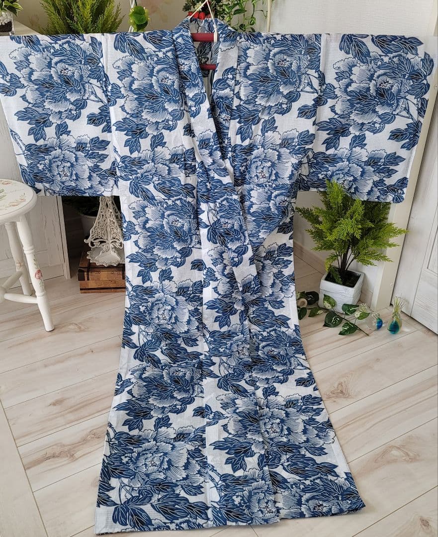 新品　竺仙　綿紅梅　風を吹かれる牡丹　白地にブルー