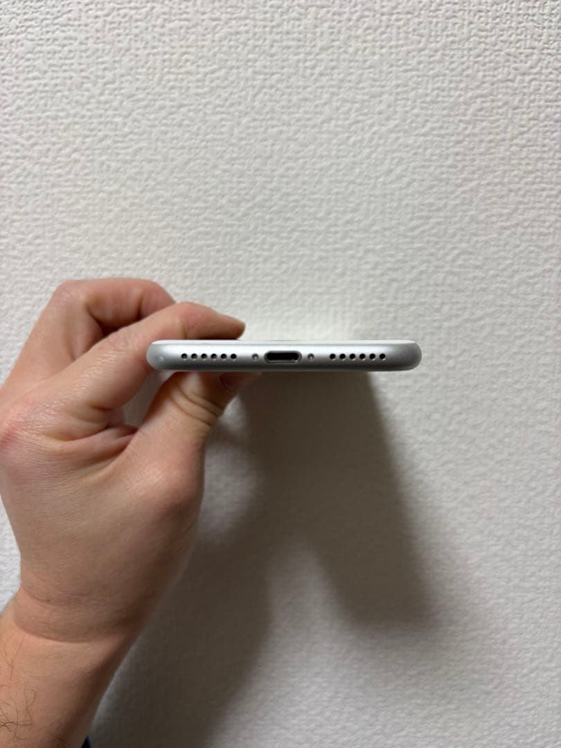 iphone8 本体64GB au SIMロック解除済　きずあり