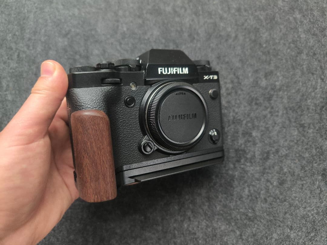【FUJIFILM X-T3 ボディ】木製グリップ付き／動作良好